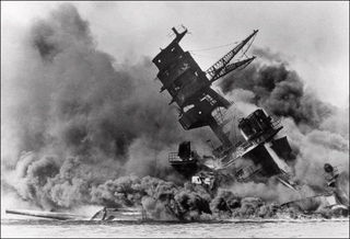 真珠湾攻撃で沈む米戦艦アリゾナ.jpg